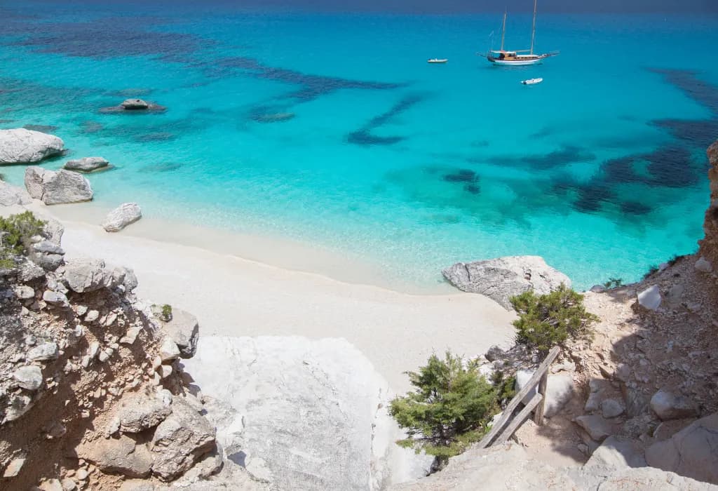 Белоснежные пляжи Сардинии и магия Корсики